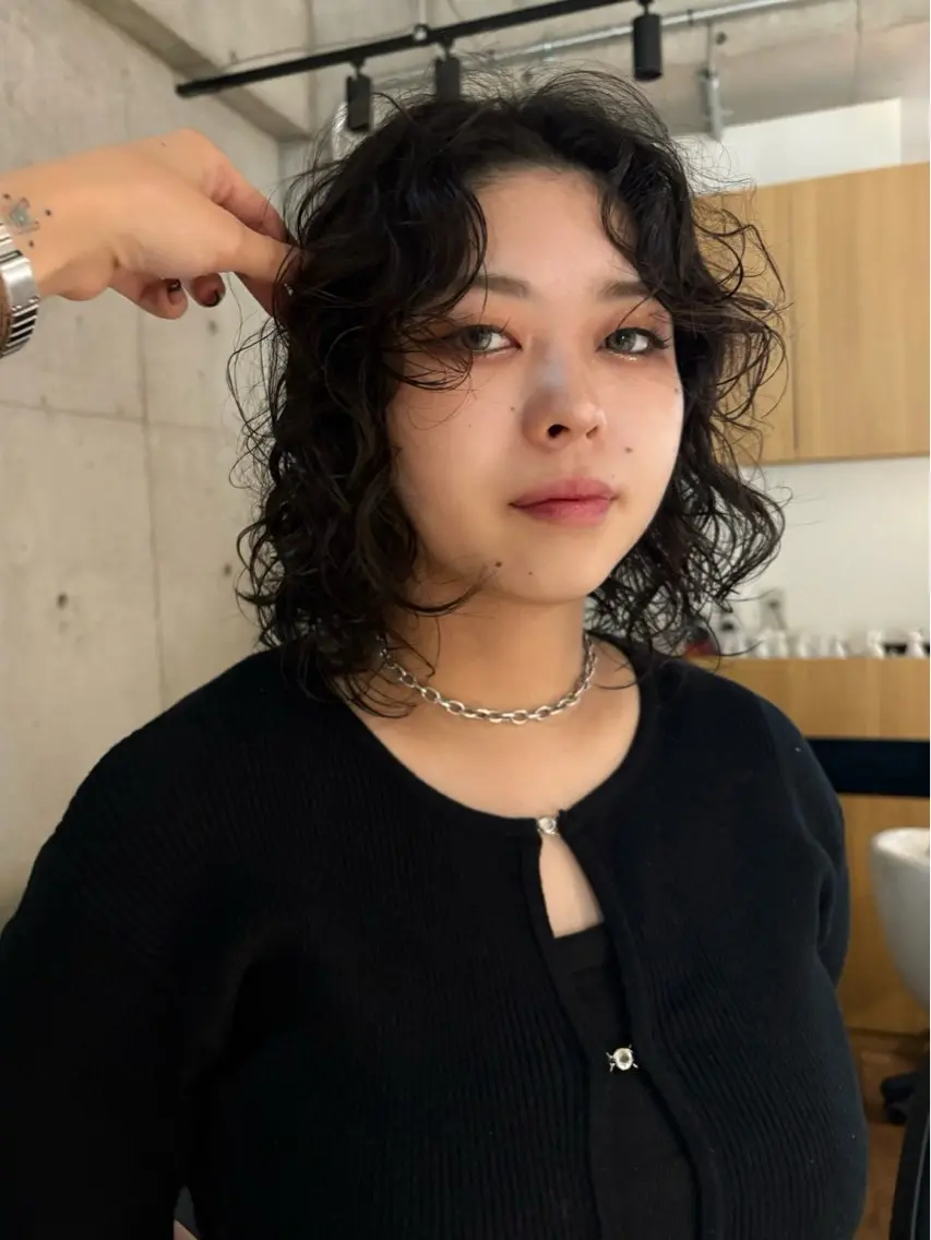 ミディアム 薄暮 マツイ　レンのヘアスタイル