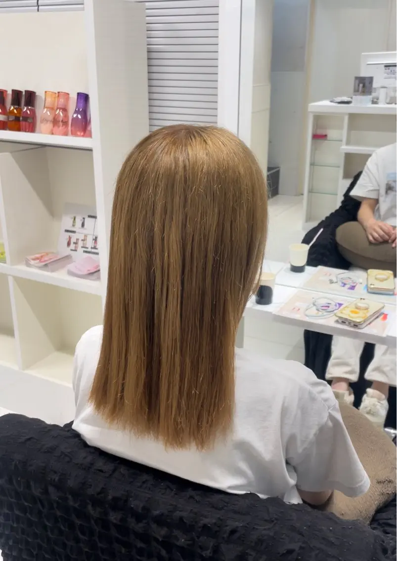 セミロング カラー ブリーチ yuzuna ハイトーン 天神のヘアスタイル