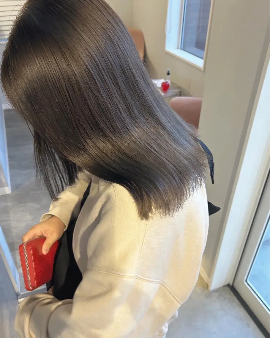 セミロング ayumi ／透明感カラーのヘアスタイル