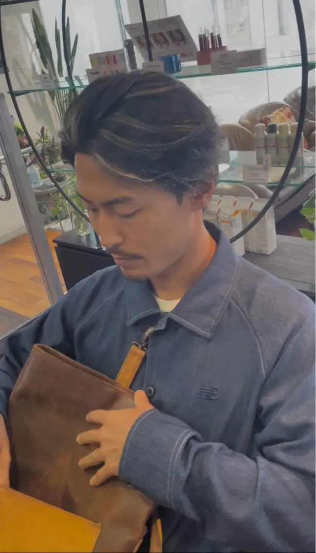 カラー メンズ メンズハイライト メンズパーマ ハイライトカラー シルバー 福見 美保のヘアスタイル