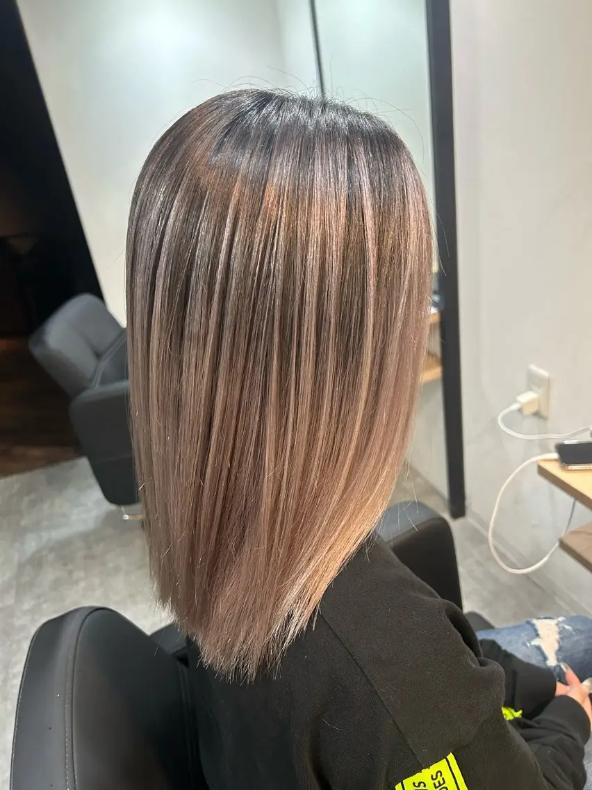 ミディアム レイヤーカット ブリーチ縮毛矯正 LAFFYuiのヘアスタイル