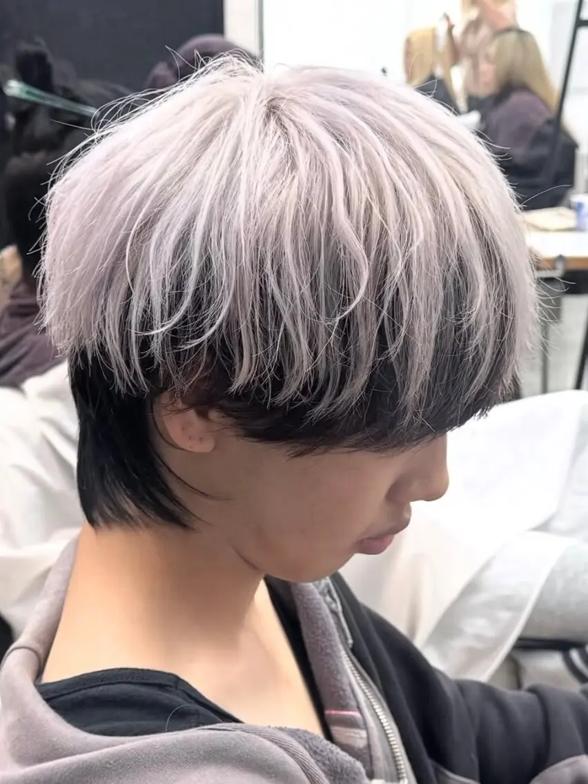 カラー メンズ メンズブリーチ センターパート フェザーパーマ メンズハイトーン メンズ韓国風 カット ヘアカラー メンズハイトーン No.1🏆Tiamのヘアスタイル