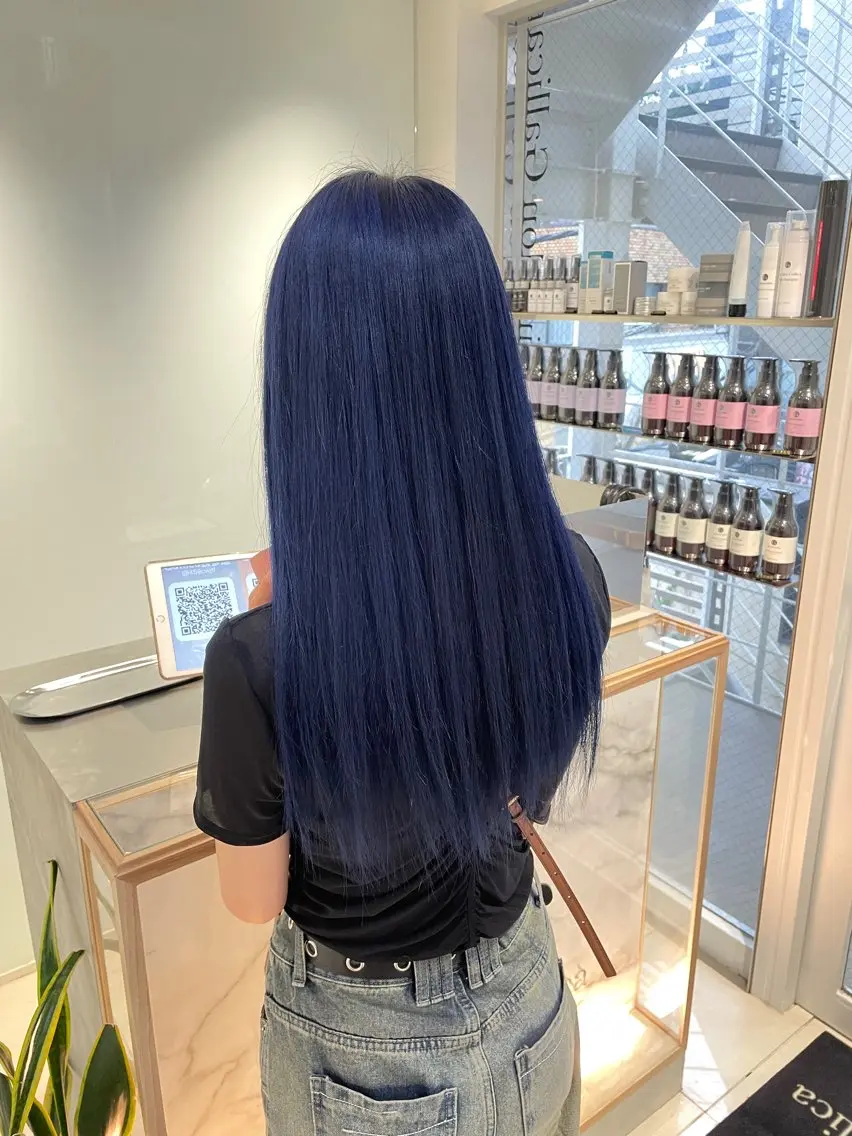 ロング カラー ヘアアレンジ ブリーチ ブルーカラー ネイビーカラー 縮毛矯正 ヘアカラー トリートメント ヘッドスパ ヘアセット 艶カラー✨縮毛矯正✨ 翁長孝輔のヘアスタイル