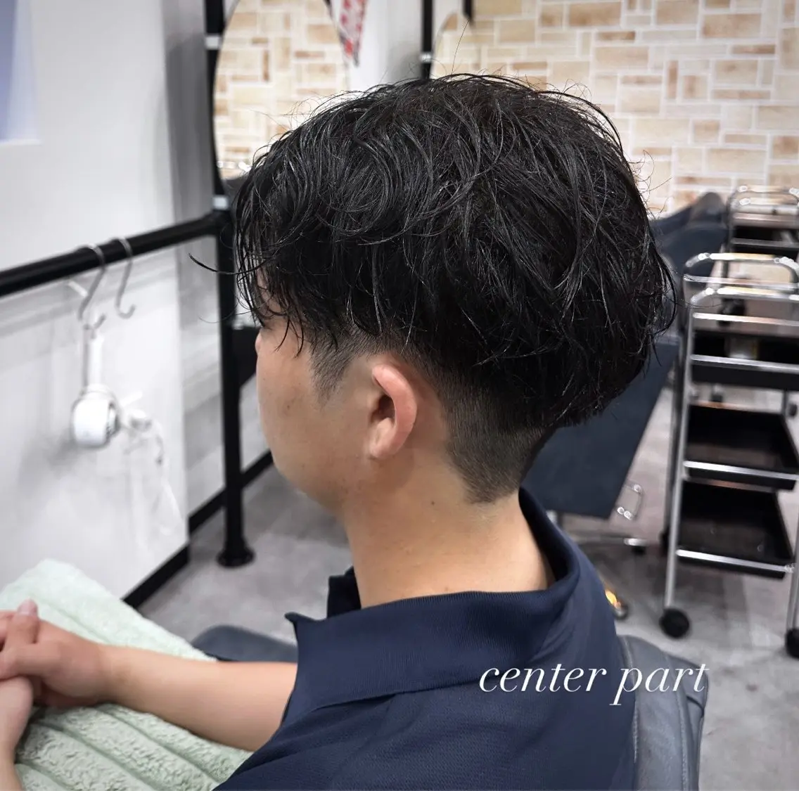 ショート メンズ センターパート メンズパーマ ツーブロック 刈り上げ くせ毛 透明感カラー/ メンズパーマ/竜希のヘアスタイル