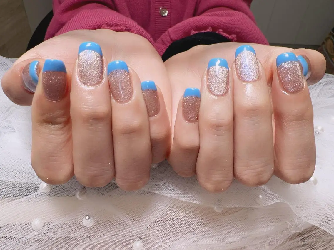 ミディアム カラー ネイル ブルーカラー ブルー フレンチネイル ハンドネイル Nail NaNaのネイルデザイン