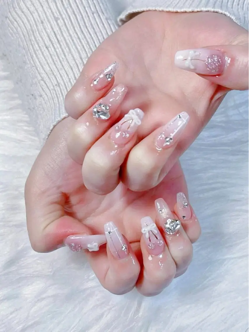 ネイル 長さ出し フレンチネイル グラデーション キラキラネイル 韓国ネイル ハンドネイル Hana Nail Salonのネイルデザイン