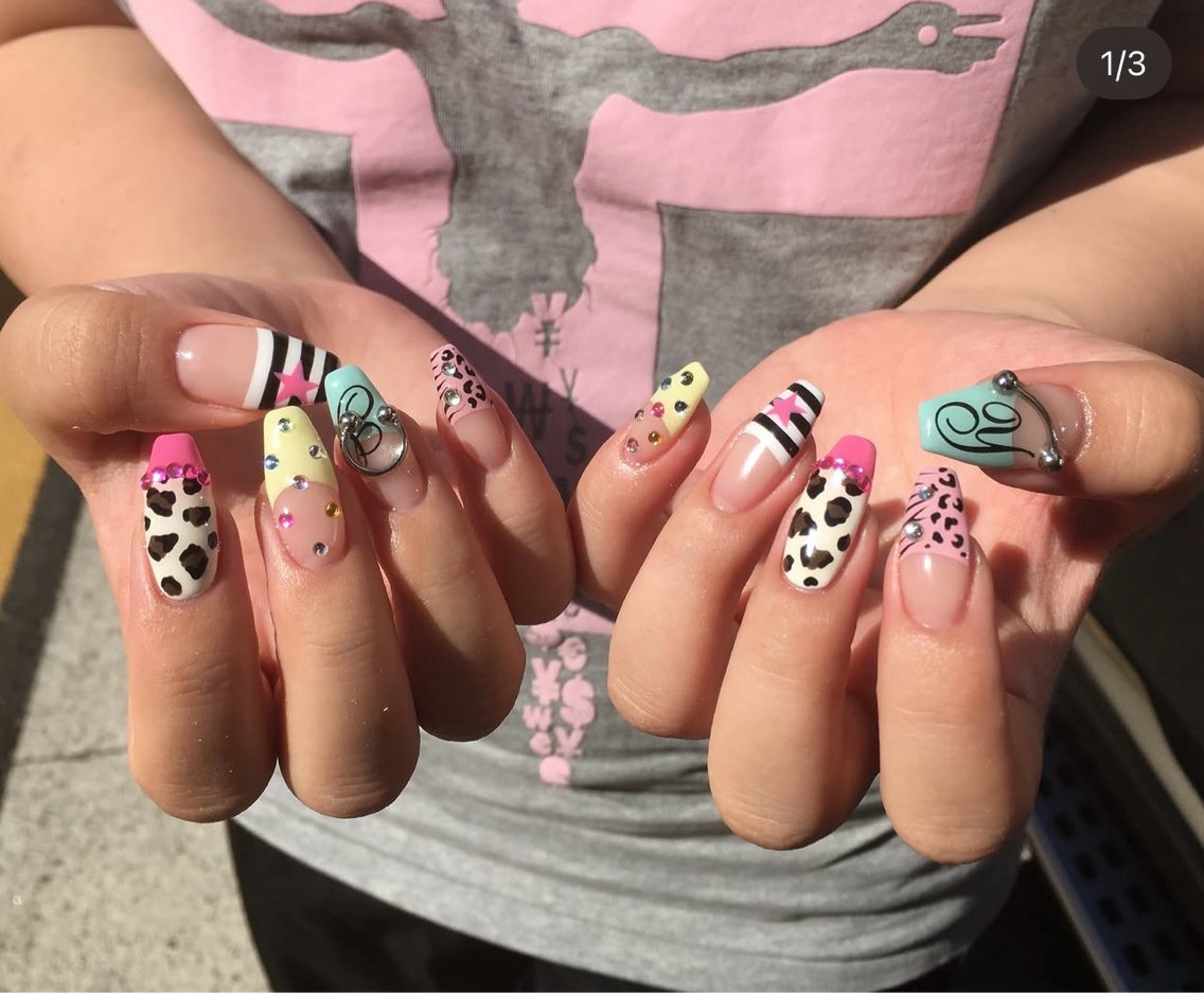 ネイル キラキラネイル 韓国ネイル ロングネイル マグネットネイル 持ち込み ハンドネイル MONE PINK  NAILのネイルデザイン