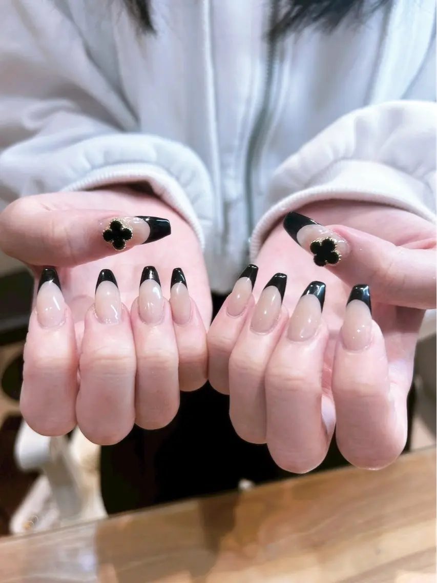 🎀 Jrクーポン 🎀 土.日限定♡ ジェルネイル [フレンチ・マグネット・カラグラ] モデル様募集✉ ͗ ͗の写真