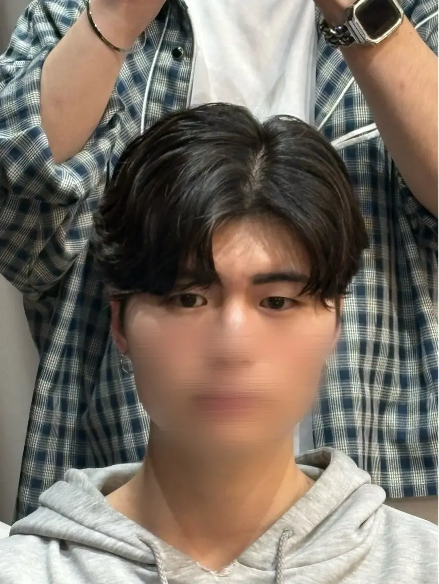 ショート パーマ メンズ カルマパーマ メンズパーマ カット パーマ 韓国メンズヘア/ 毛流れヘア　須田龍世のヘアスタイル
