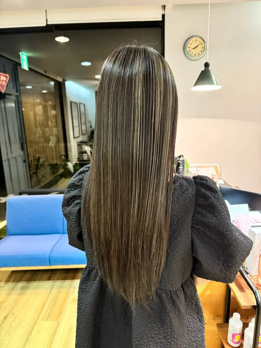ロング カラー グレージュ ハイライトカラー ハイライト ヘアカラー トリートメント ツキダテ ユイのヘアスタイル