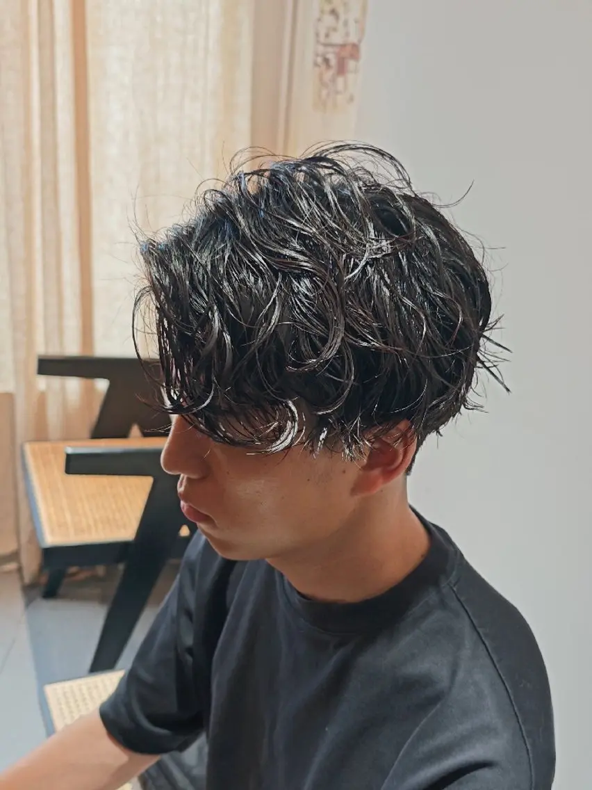メンズ パーマ フェザーパーマ メンズパーマ ツイストスパイラルパーマ 波巻きパーマ ニュアンスパーマ 怪我の為1ヶ月程 お休みします🙇のヘアスタイル