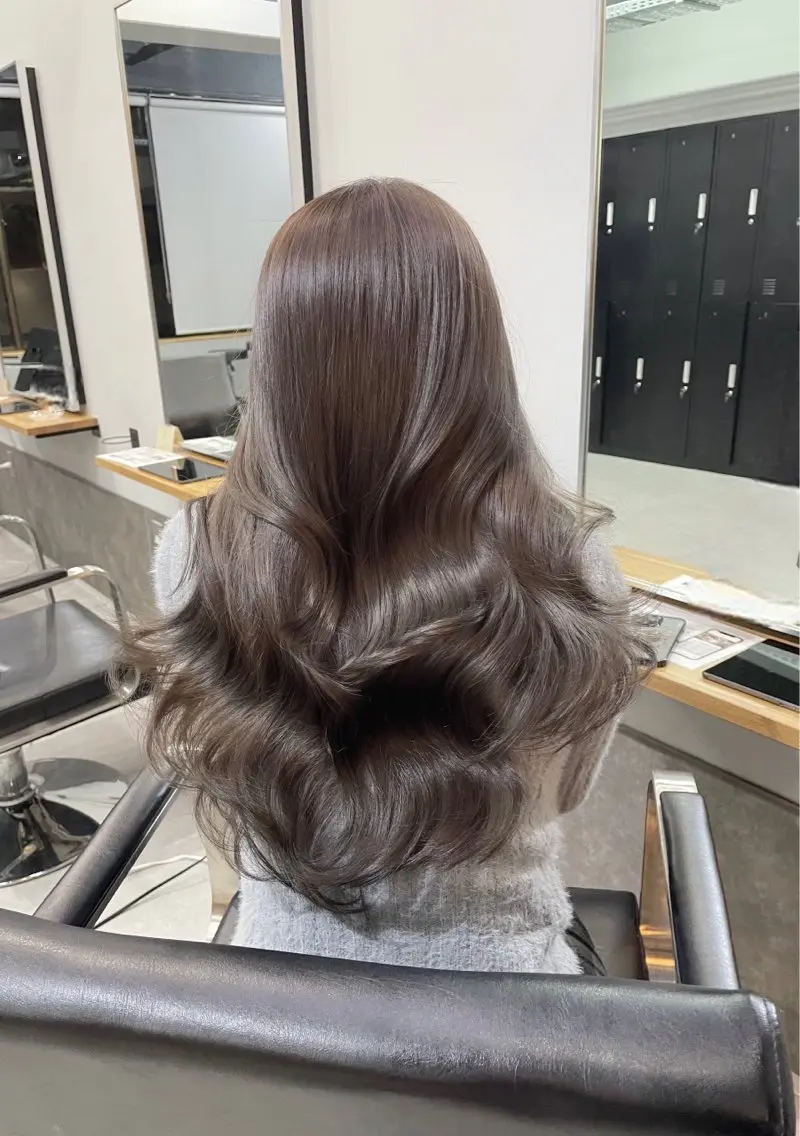 ミディアム カラー カット ヘアカラー トリートメント レイヤーカット 西村あきやのヘアスタイル
