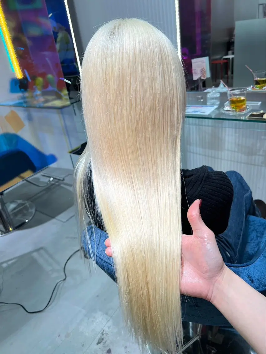 ロング カラー ブリーチ 抜きっぱなしブロンド 髪質改善 ヘアカラー BOX mico.のヘアスタイル