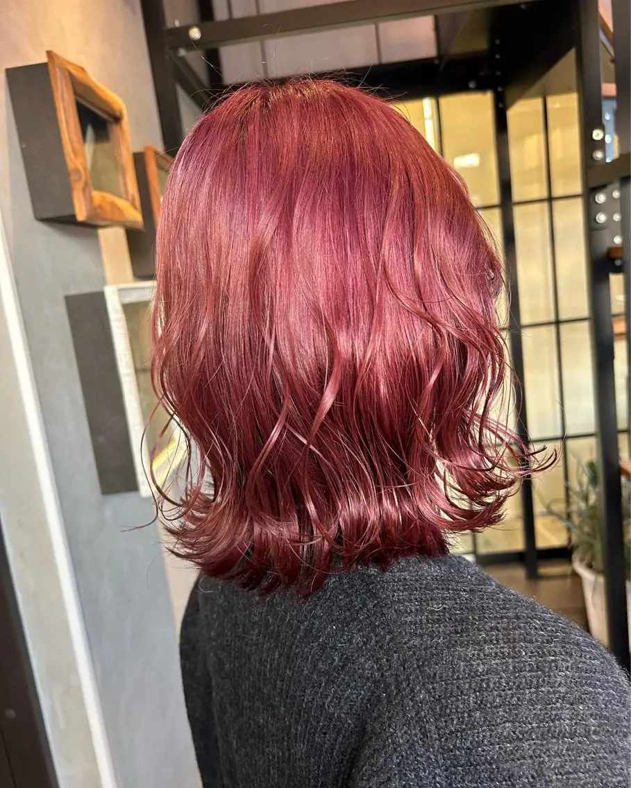 ミディアム パープルカラー ボブ 岡田 七海のヘアスタイル