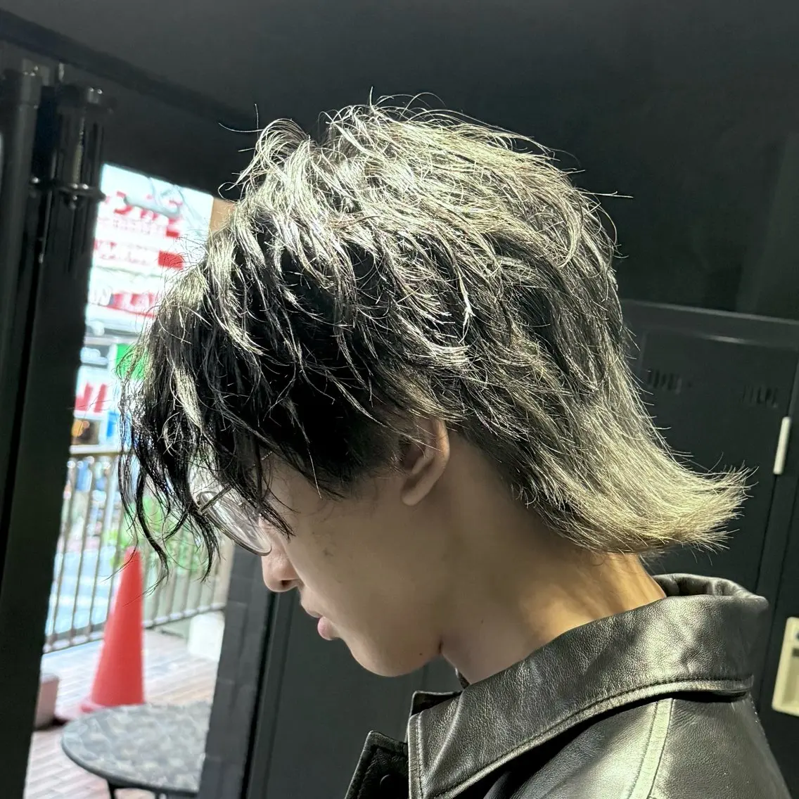 ミディアム カラー メンズ メンズインナーカラー マッシュウルフ マッシュ メンズウルフカット インナーカラー カット ヘアカラー 【フェザーパーマ】 【縮毛矯正】鶴田文のヘアスタイル