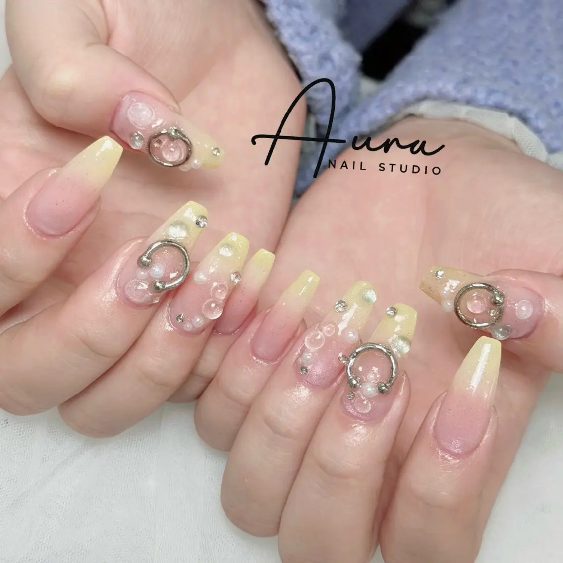 ネイル アートネイル フラワーネイル ガーリー グラデーション キラキラネイル ハンドネイル Aura Nail HanNaのネイルデザイン
