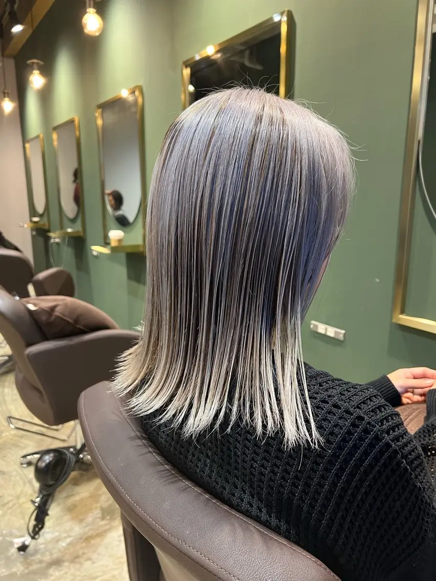 ミディアム カラー シルバー ヘアカラー トリートメント ヘッドスパ カラースペシャリスト しょう🧑🏼‍🎨のヘアスタイル