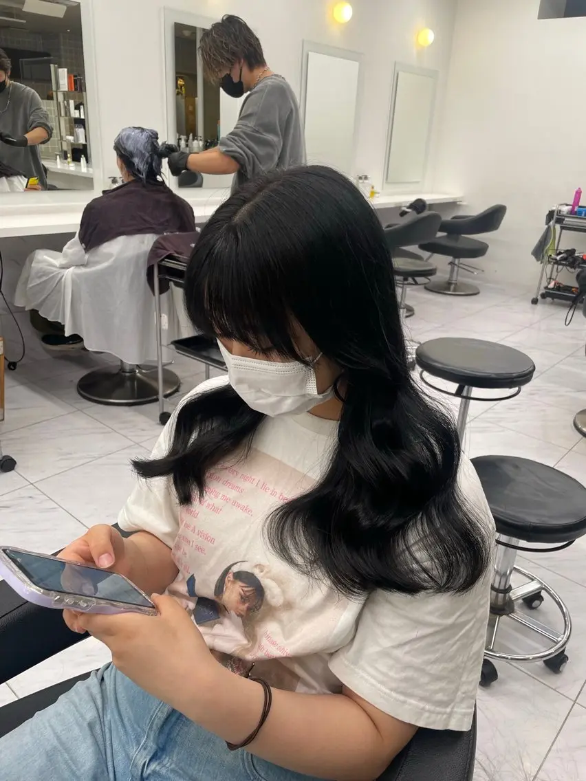 セミロング カラー 黒髪 ブルーカラー ブルーブラック 韓国風ヘア 抜け感レイヤー︴ ニュアンスカラーのヘアスタイル