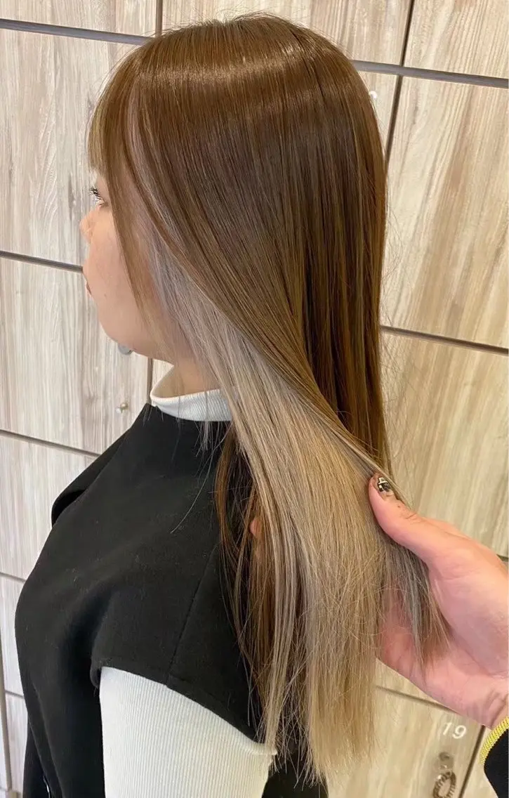 ロング カラー ベージュカラー イヤリングカラー ミルクティーベージュ GRANDEUR natsukiのヘアスタイル