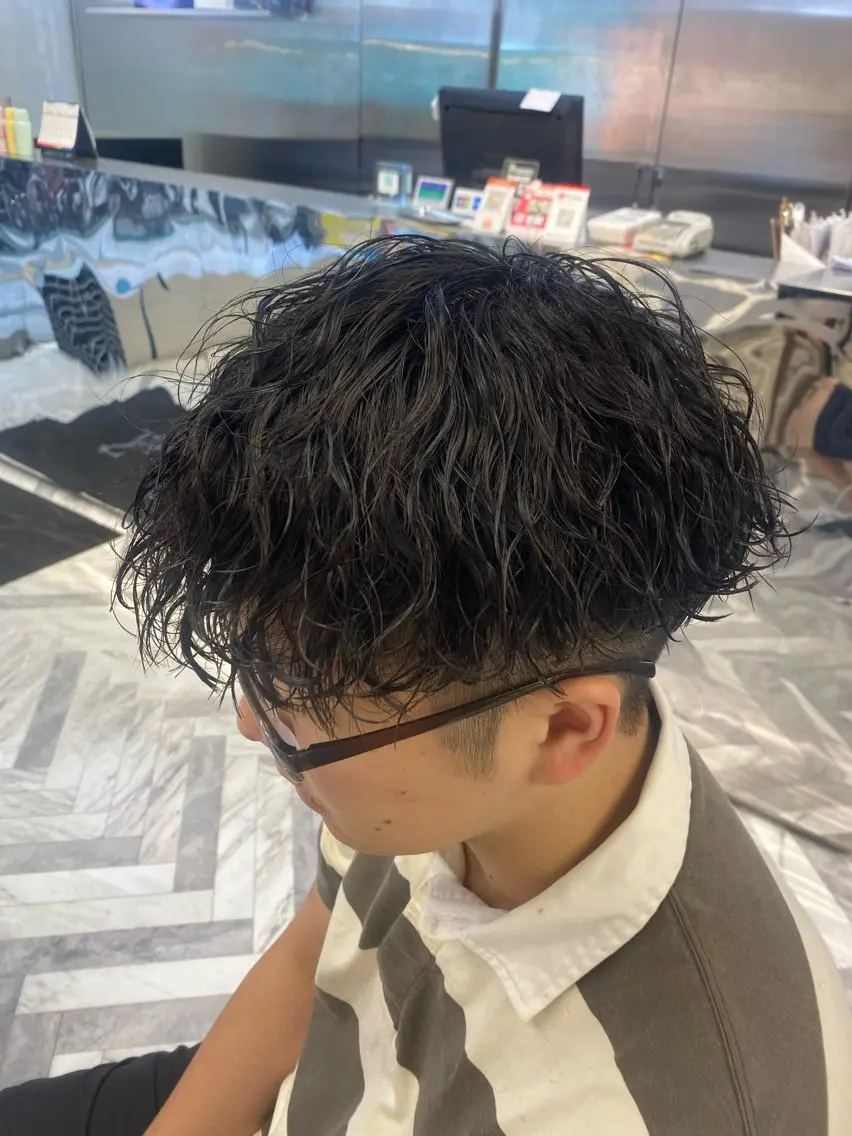 パーマ メンズ メンズパーマ 学生(メンズ向け) 波巻きパーマ 学生 スパイラルパーマ カット パーマ シャドウパーマ/ ルーズパーマ/メンズのヘアスタイル