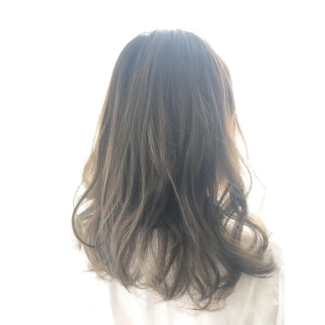 セミロング カラー アッシュ バレイヤージュ オリーブアッシュ レイヤーカット fio マナミのヘアスタイル
