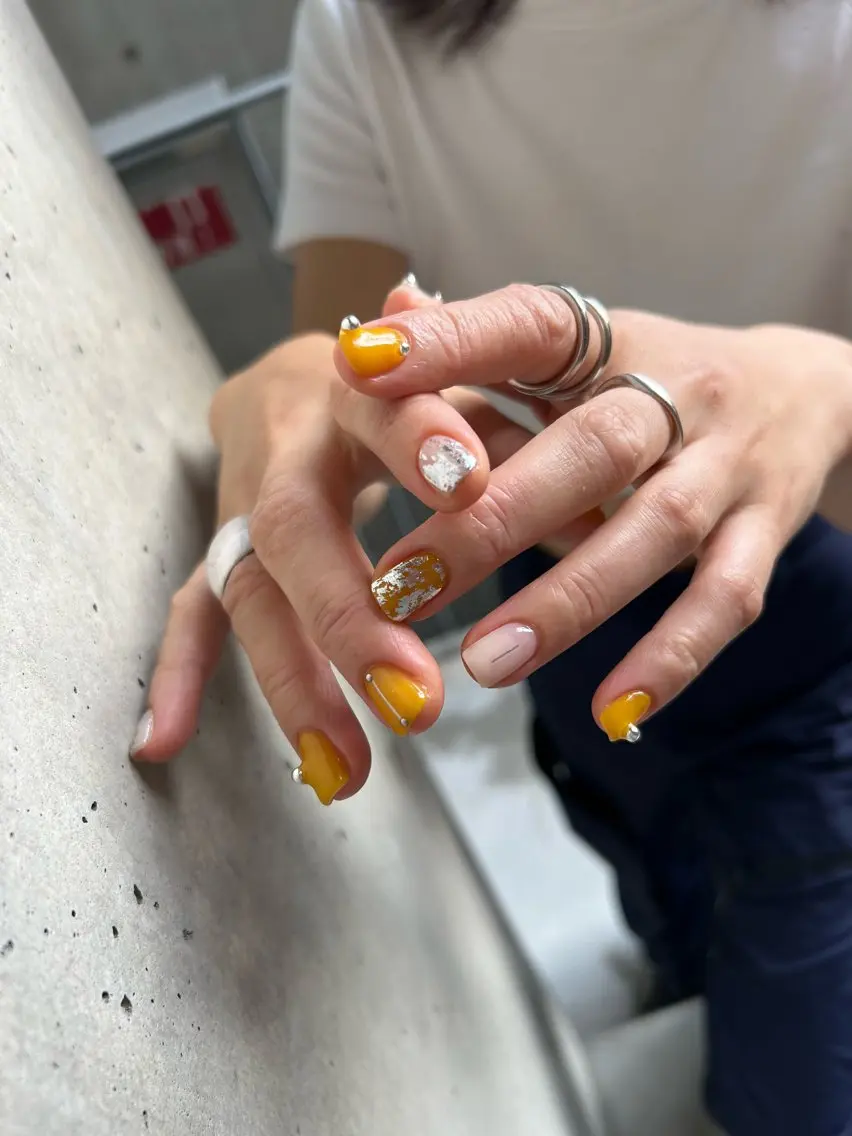 ネイル シルバー 黄色 nail salon Manonのネイルデザイン
