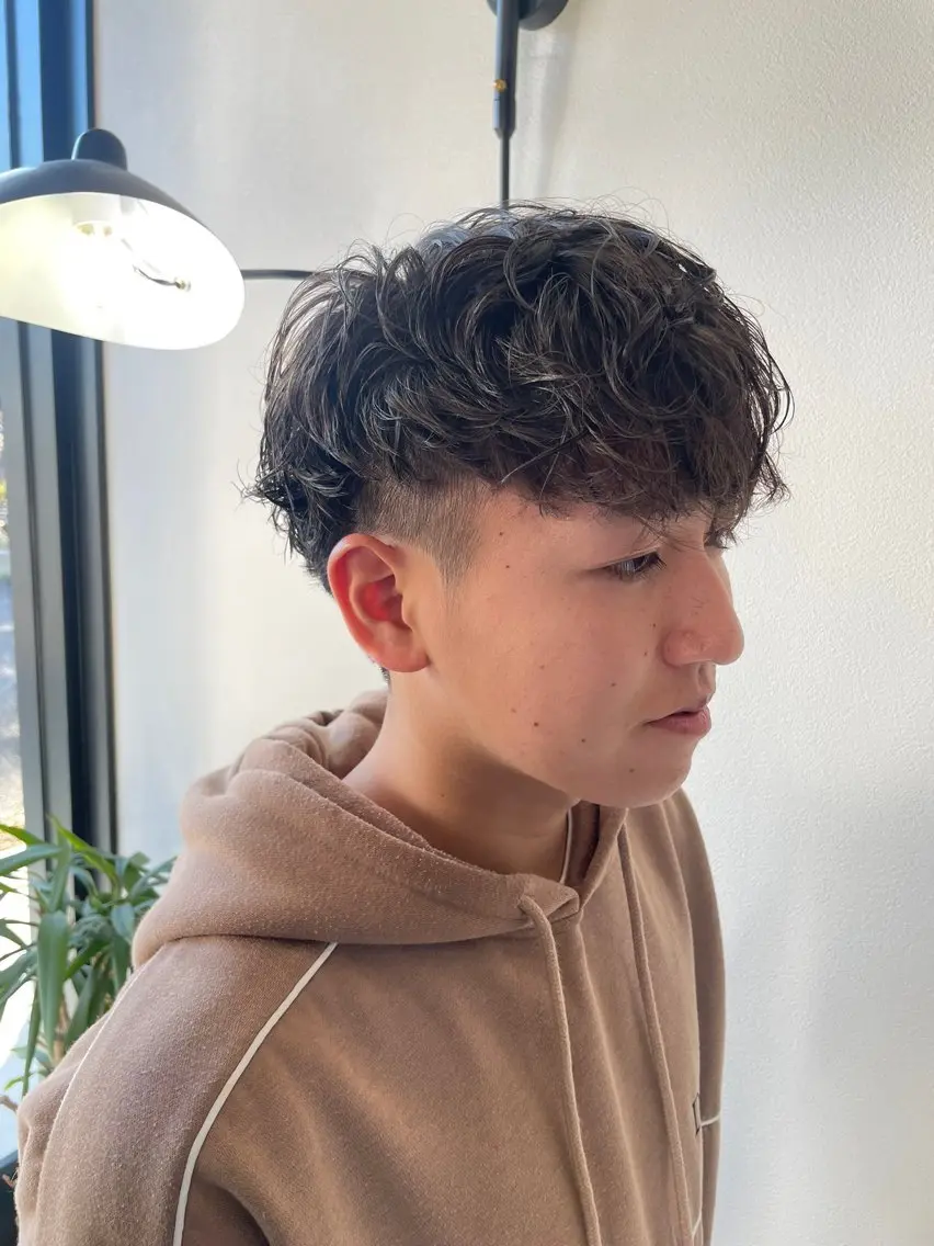 ショート パーマ メンズ メンズパーマ スペインカール カット パーマ 宇野 颯太のヘアスタイル