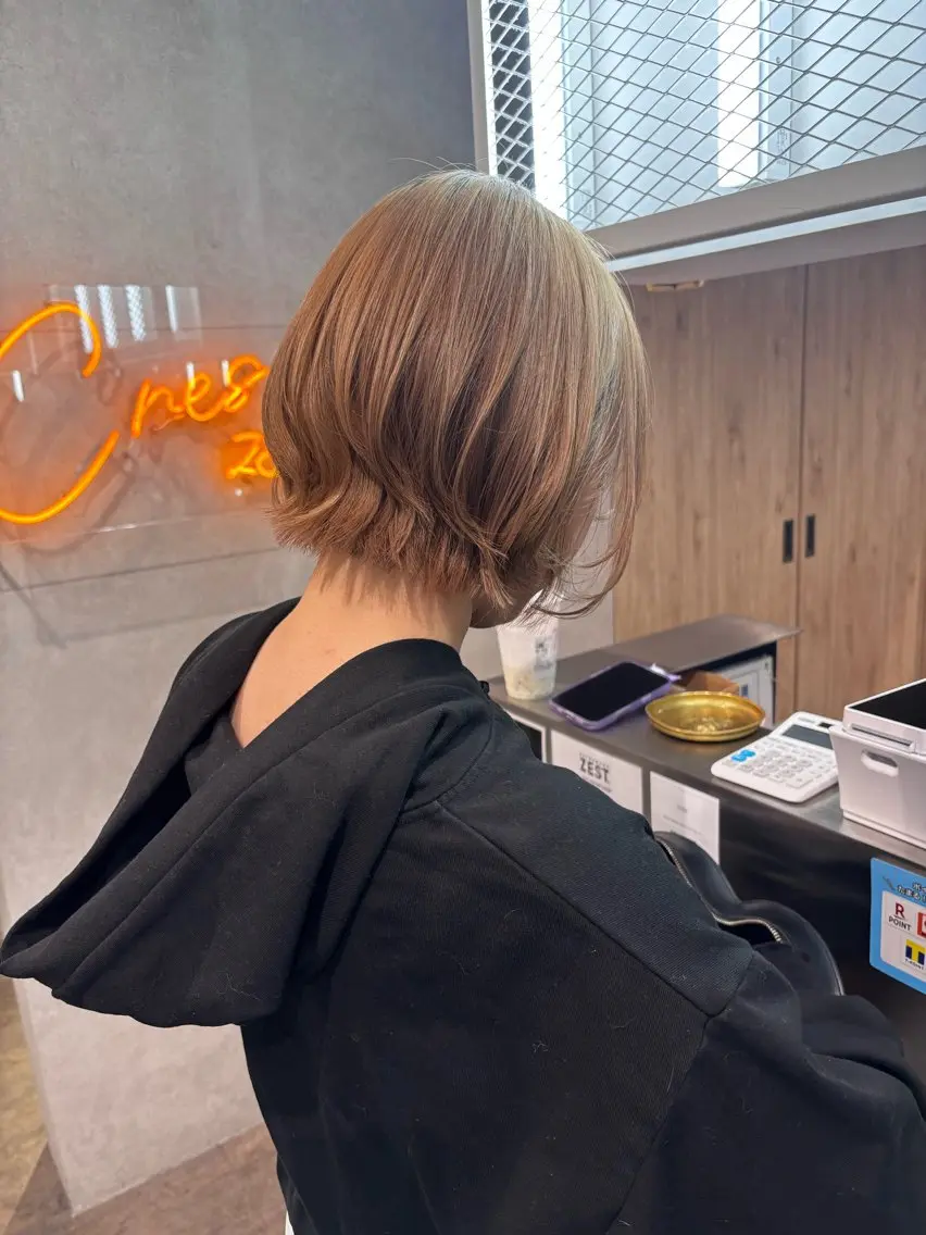 ミディアム カラー ヘアアレンジ 切りっぱなしボブ ブリーチ デザインカラー ダブルカラー イヤリングカラー カット color.nail 🫧ionaのネイルデザイン