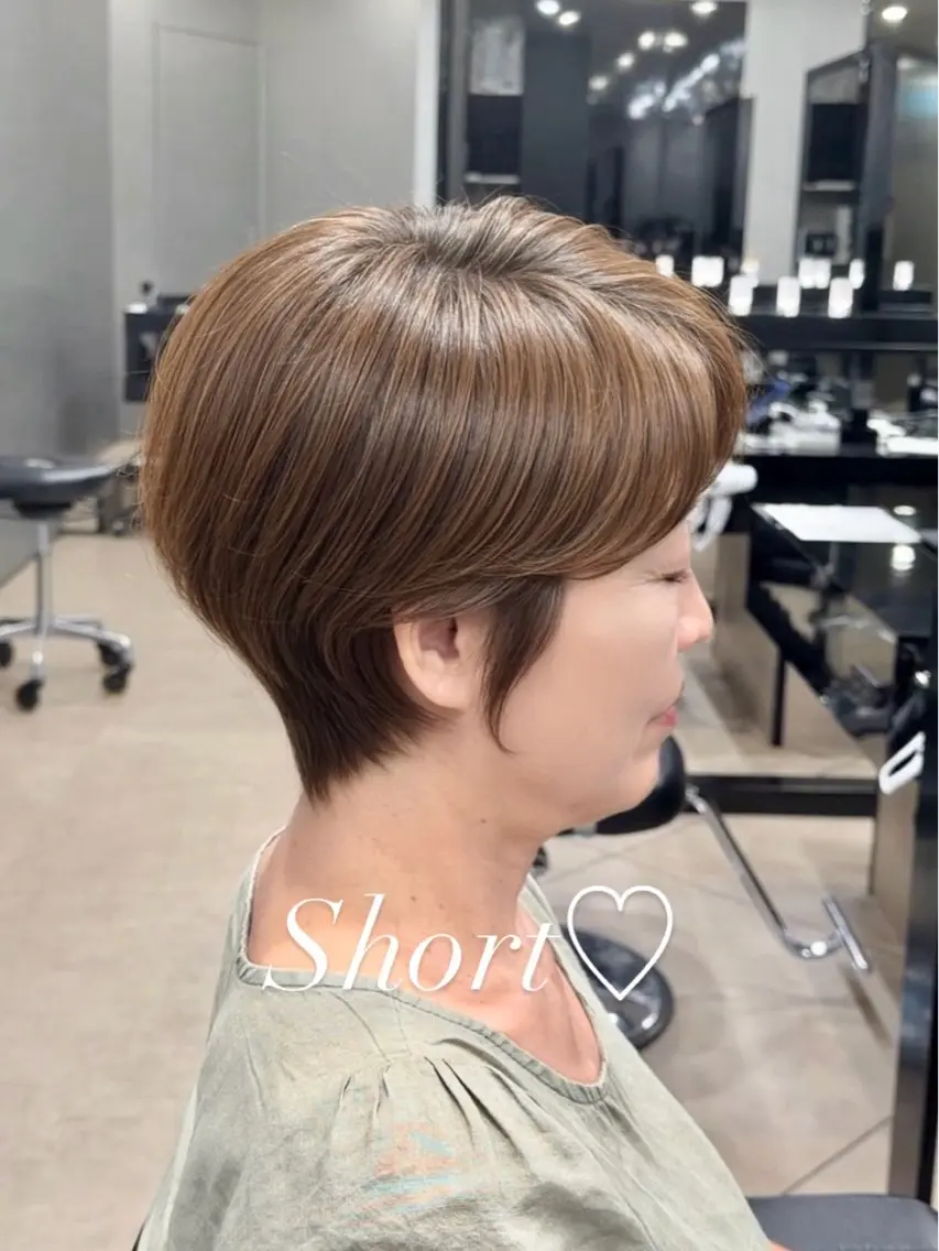 ショート ura/茶屋町/ショ ート/クロスパーマのヘアスタイル