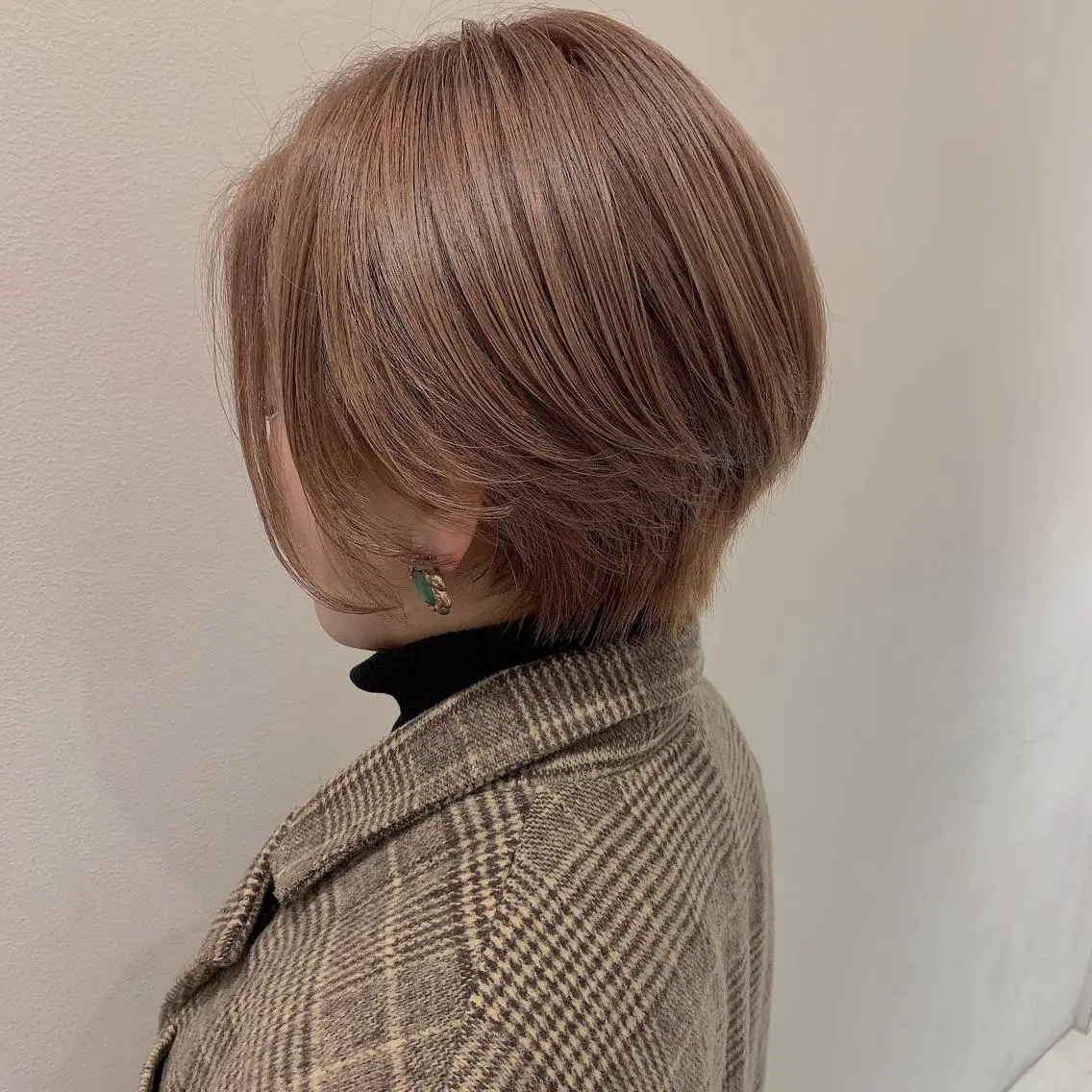 ショート カラー ヘアアレンジ ベージュカラー ブリーチ ハイトーンカラー ミルクティーベージュ ショートヘア レイヤー×グレージュ /ピンク🩷mioのヘアスタイル