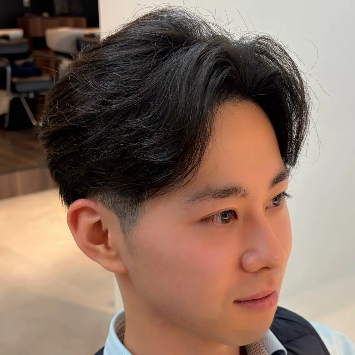 パーマ メンズ センターパート フェザーパーマ メンズ韓国風 メンズパーマ 刈り上げ カット パーマ 男の理想を叶える🔥 メンズパーマ特化｜関のヘアスタイル