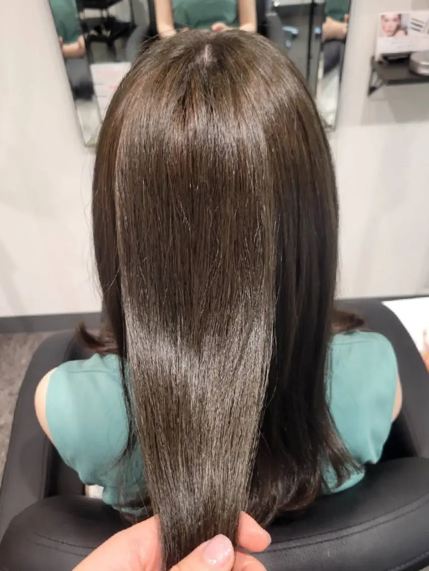 カラー ブラウンカラー マットブラウン LEE HANAのヘアスタイル