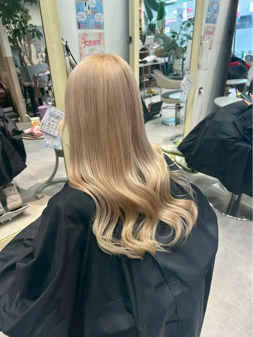 ロング ヘアカラー ブリーチカラー😊 ハイトーン・ベージュのヘアスタイル