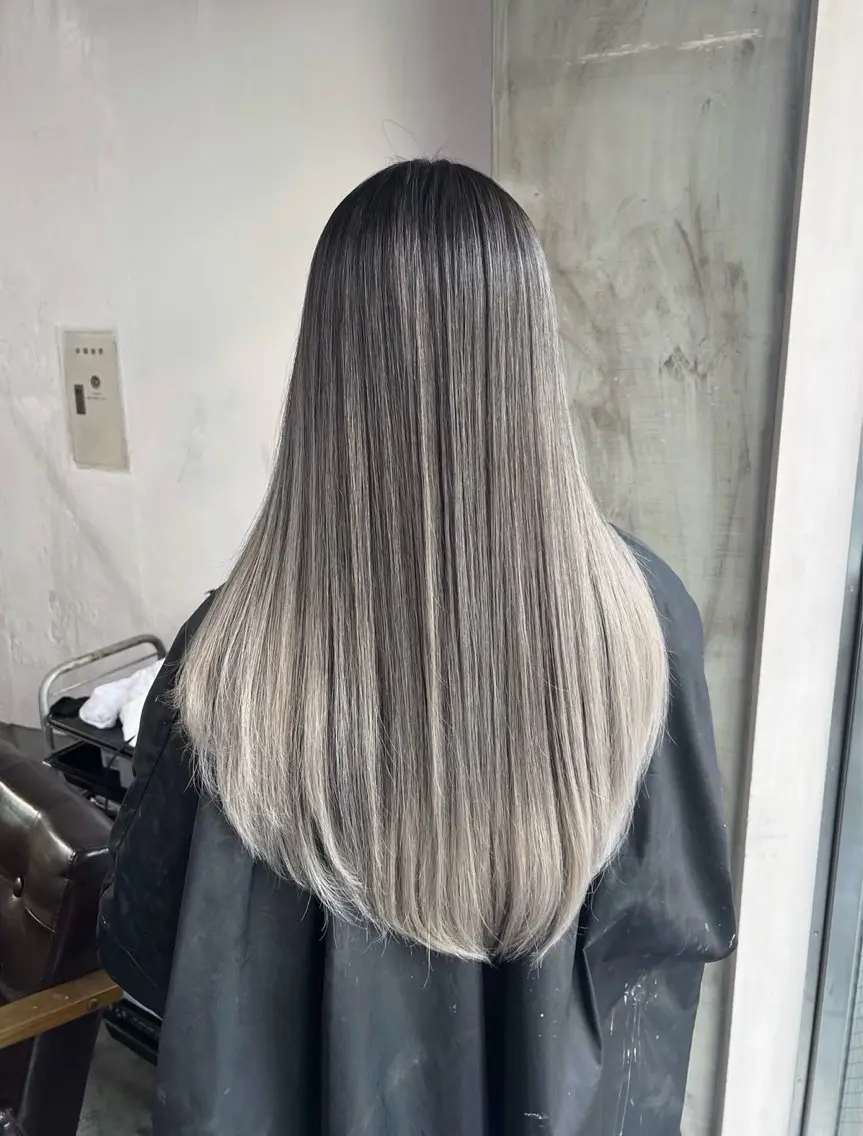 ロング カラー バレイヤージュ シルバー ホワイトシルバー レイヤーカット 指名数No.1 /NAOYAのヘアスタイル