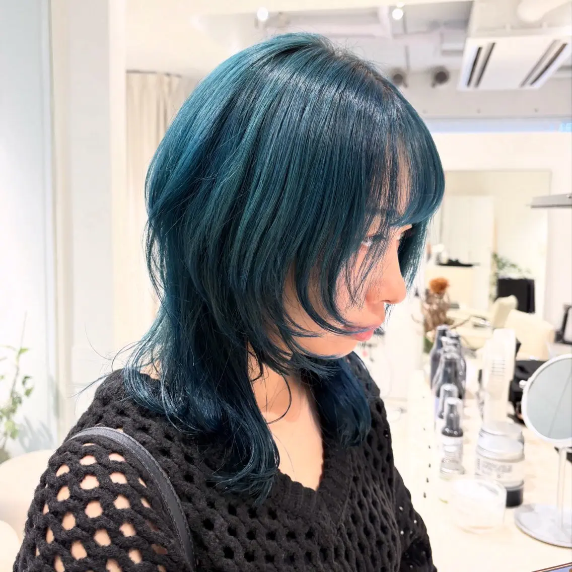 ミディアム カラー 黒髪 ブルーカラー ブルーブラック ダブルカラー ヘアカラー トリートメント ヘッドスパ カジュアルを女っぽく 𝗮𝘆𝗮𝗰𝗼のヘアスタイル