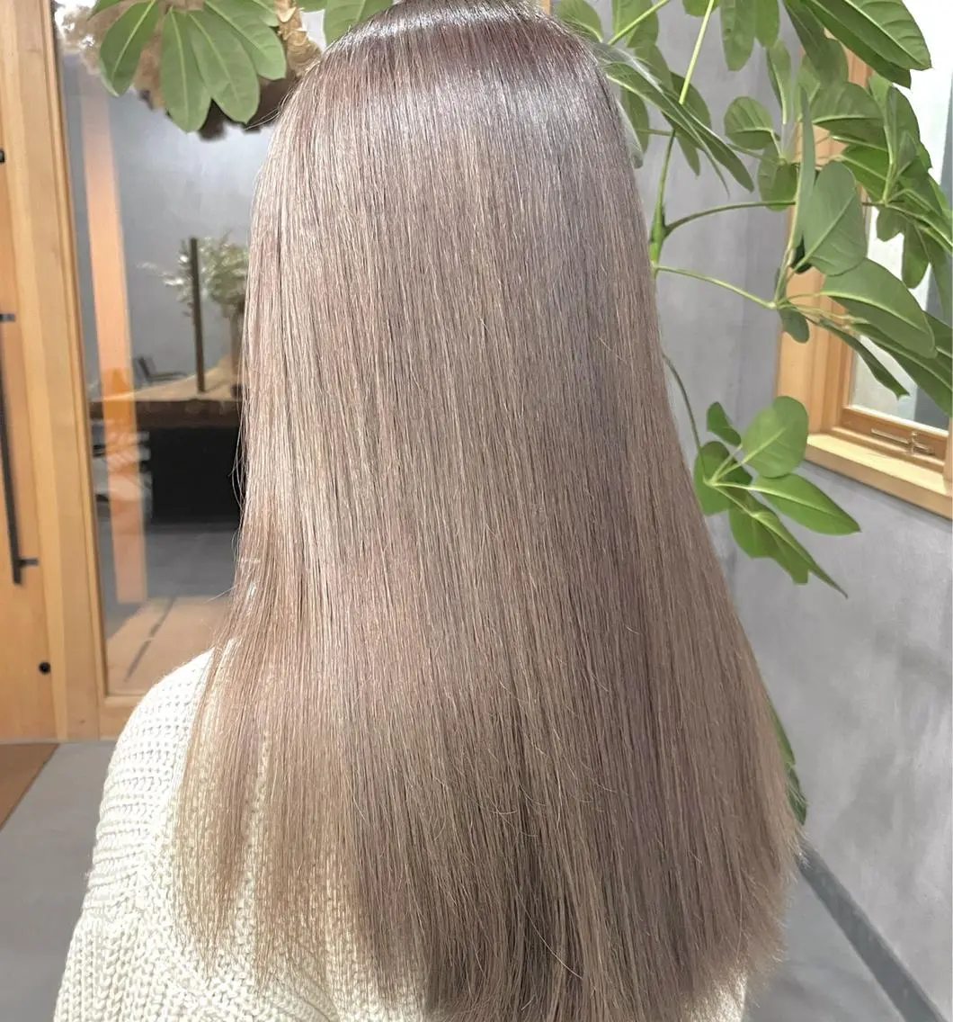 カラー ベージュカラー ブリーチ 透明感カラー ホワイトベージュ ヘアカラー ヘッドスパ 岡田 真綾のヘアスタイル