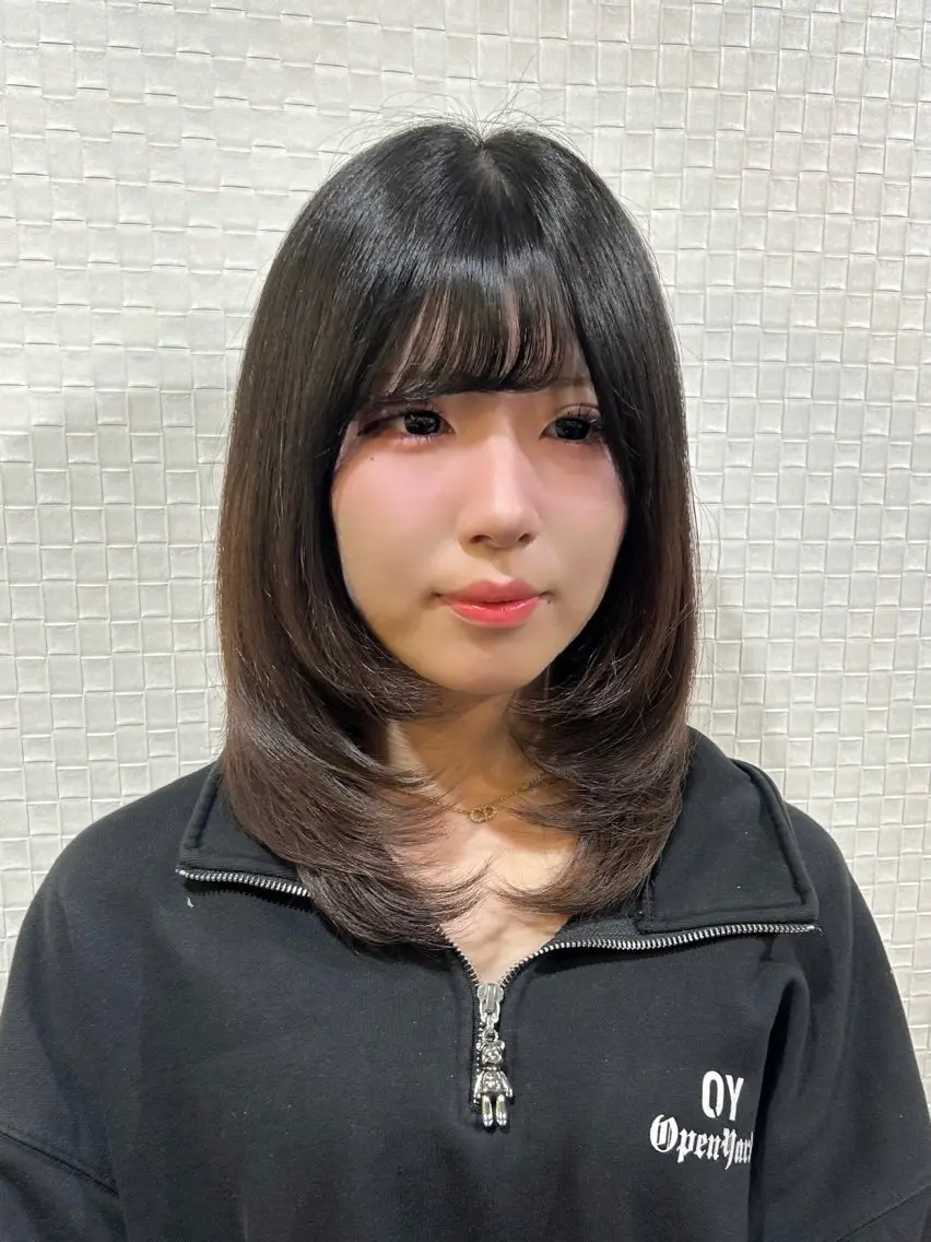 ミディアム カラー レイヤーカット 柔らか垢抜けｶﾗｰと ｶｯﾄ🫧ASUKAのヘアスタイル