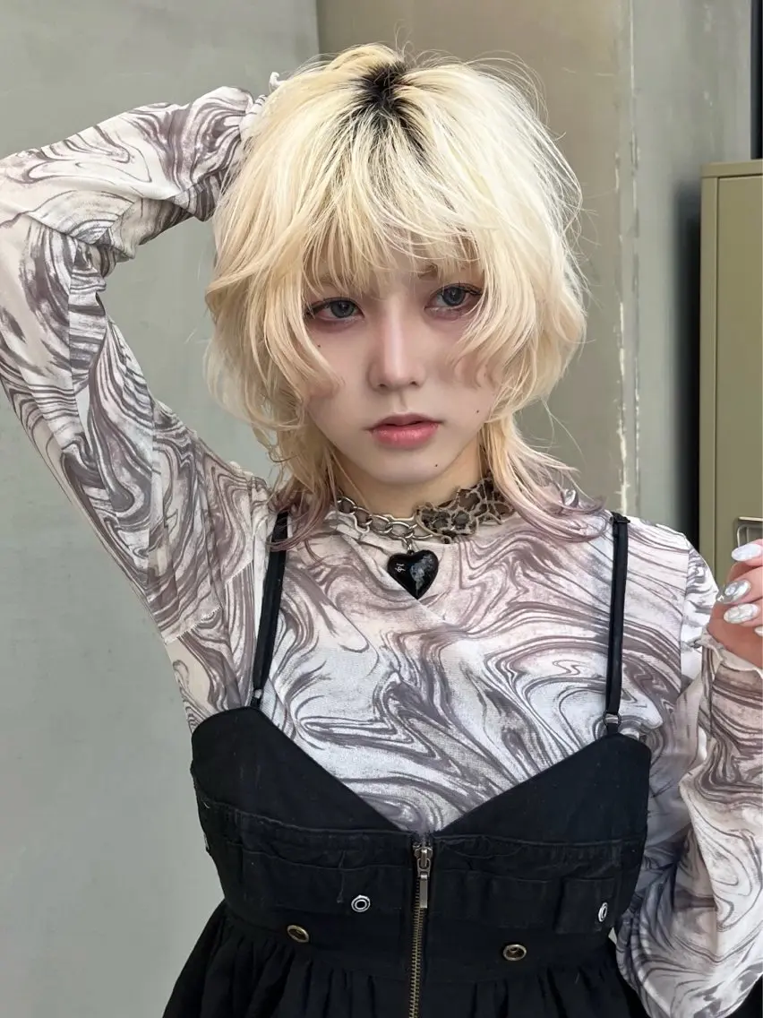 ミディアム カラー ブロンド デザインカラー 顔まわりレイヤー 顔周りカット レイヤーカット イツク ⚡️ ルーツ/ハイトーンのヘアスタイル