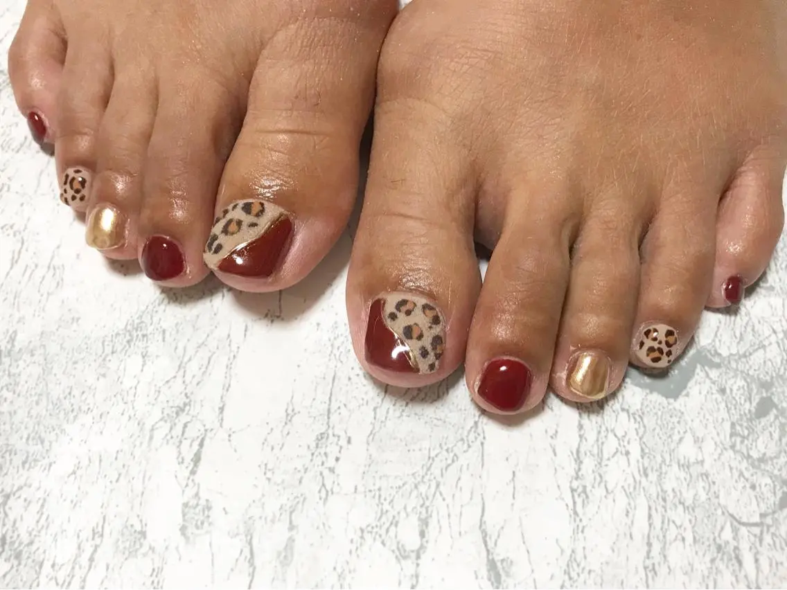 ネイル アニマル柄 ボルドー フットネイル ニュアンスネイル シンプルネイル フットネイル nail fufla ♡yamane♡のネイルデザイン