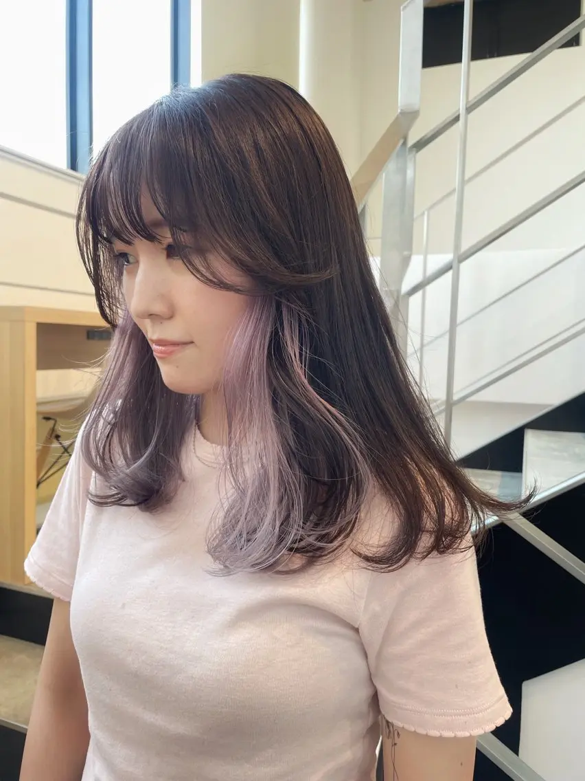 💗イヤリングカラー💗 ハイトーン/韓国ヘアー/ミルクティーベージュ/デザインカラー/レイヤーカット/グレージュの写真
