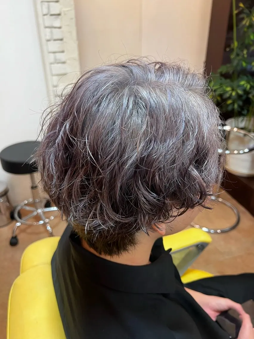 カラー パーマ メンズ メンズブリーチ メンズパーマ ブリーチ ブルーカラー シルバー ヘアカラー bh.maara デザイン／ハイトーンのヘアスタイル