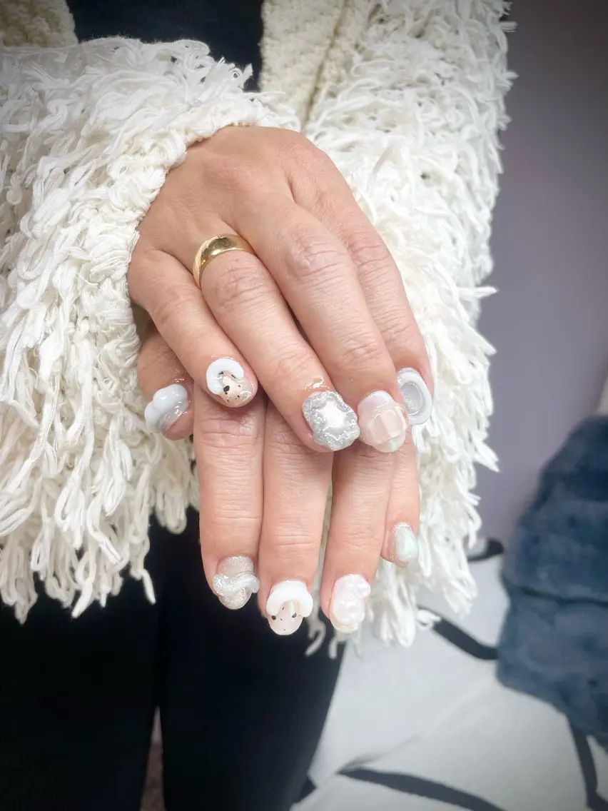 ネイル シンプルネイル 春ネイル ホワイト ハンドネイル posa nail モエミのネイルデザイン