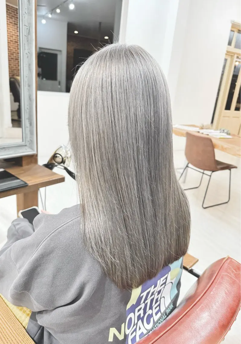 ロング カラー ブリーチ ケアブリーチ ダブルカラー ハイトーンカラー シルバー ハイトーン/外国人風 カラー/メンズパーマのヘアスタイル