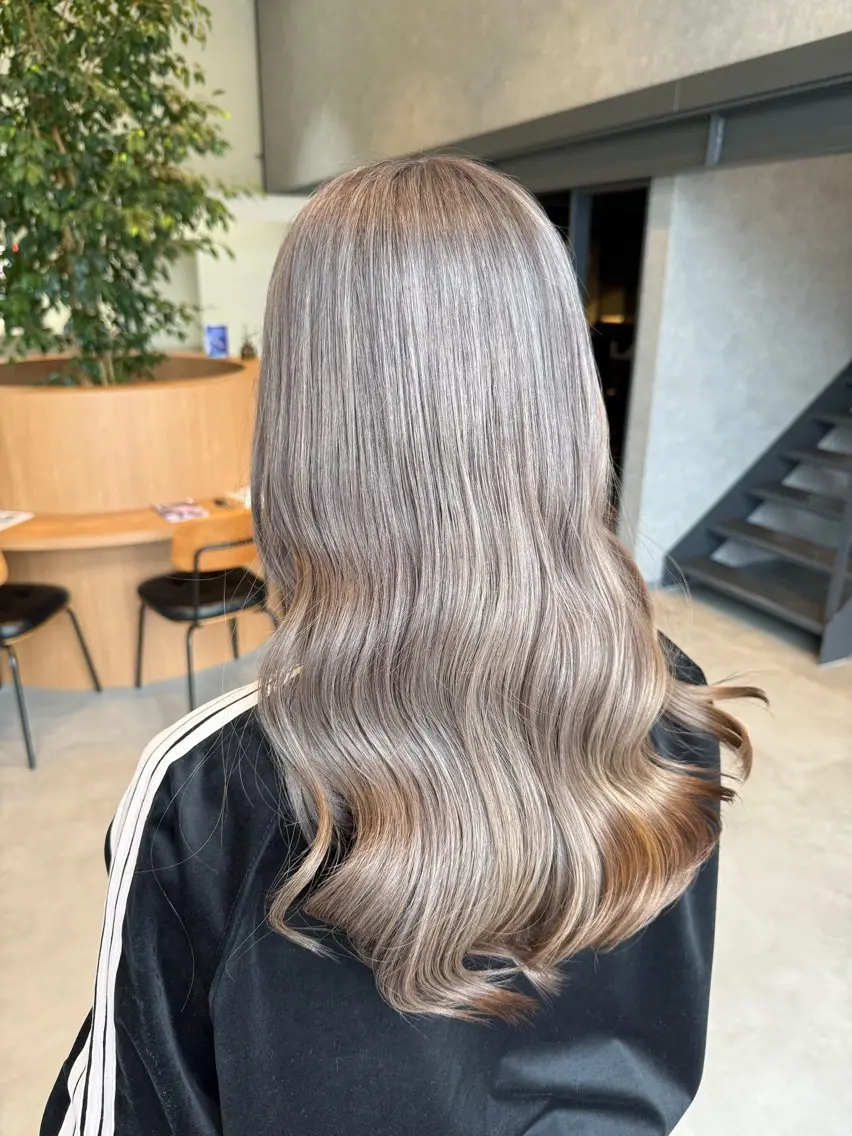 ロング カラー ブリーチ グレージュ ミルクティーグレージュ カット ヘアカラー ayaka |トレンドヘアのヘアスタイル