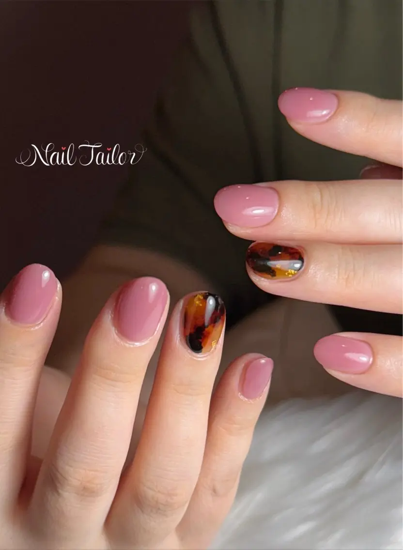 ネイル べっ甲ネイル ブラウン ニュアンスネイル オフィスネイル ピンク ハンドネイル NailTailor ネイルテイラーのネイルデザイン