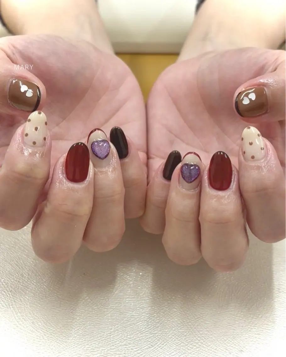 ネイル ブラウン ドット ハート ニュアンスネイル バレンタイン ハンドネイル Mary nail .narumiのネイルデザイン