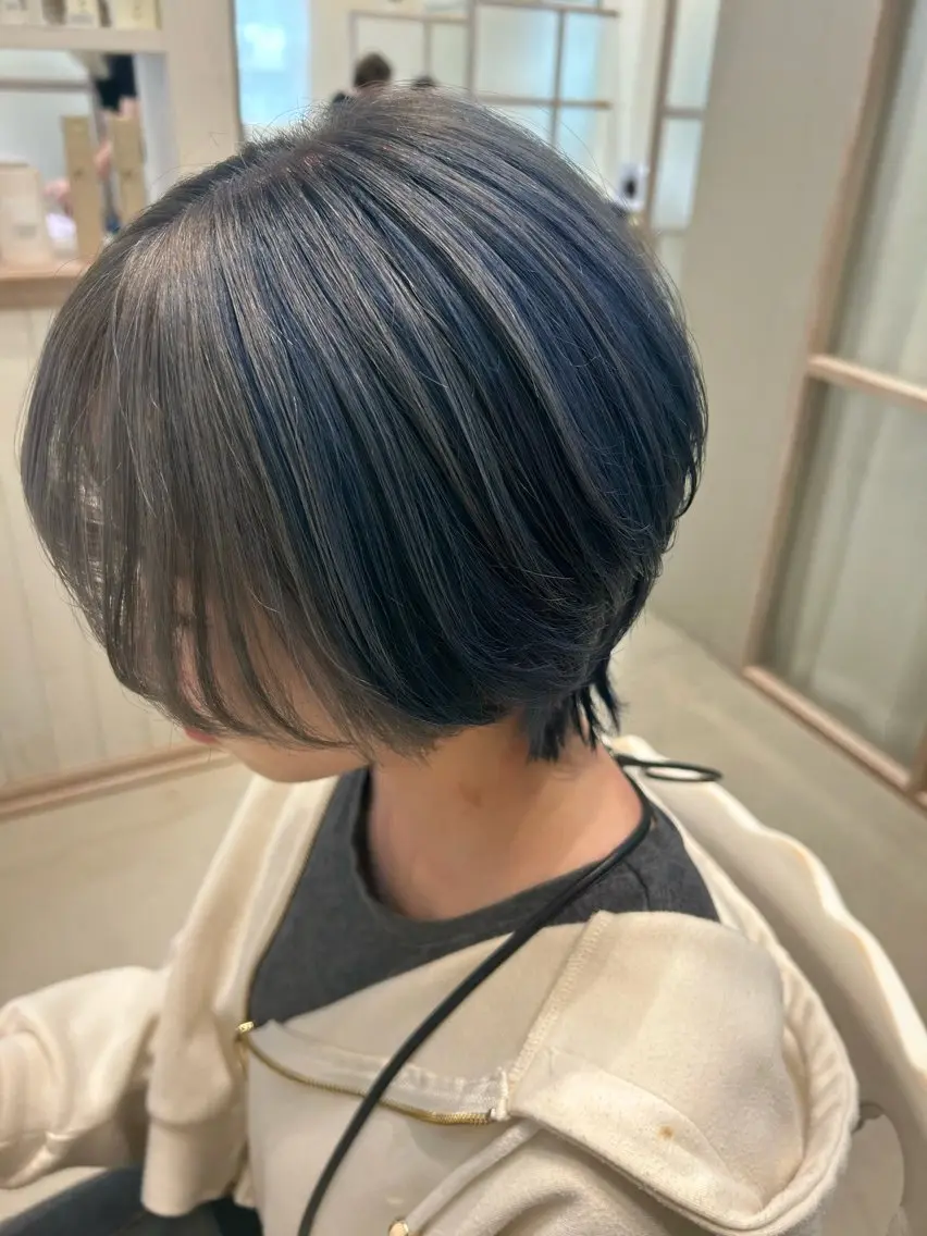ショート カラー ブリーチ ブルーカラー ネイビーカラー シルバー カット ヘアカラー トリートメント 後藤 由希のヘアスタイル