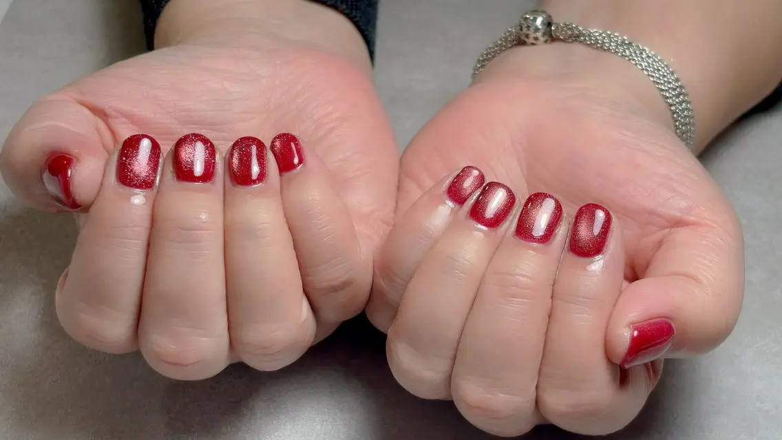ネイル マグネットネイル マグネットワンカラー 持ち込み ワンカラーネイル ハンドネイル ella nail AIのネイルデザイン