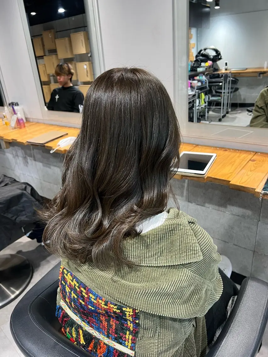 セミロング カラー ベージュカラー オリーブベージュ 髪質改善 トリートメント ヘアカラー トリートメント NANAMI🩵 大人可愛い韓国ヘアのヘアスタイル