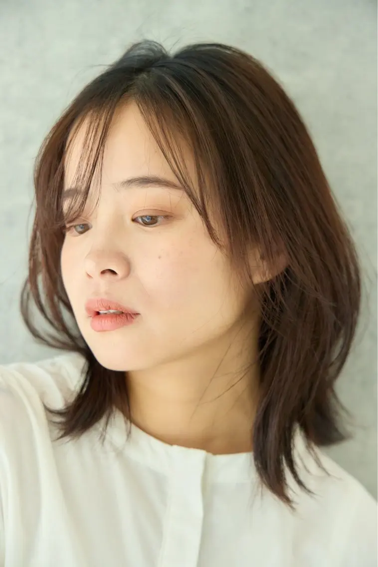 ミディアム シモウラ アオイのヘアスタイル
